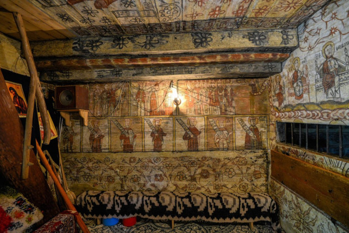 Der Innenraum der Holzkirche von Deseşti besteht aus drei Räumen, die über und über mit kunstvollen Malereien bedeckt sind, Rumänien