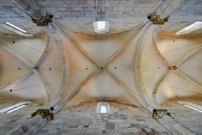 Die hohen, frühgotischen Bögen und Gewölbe des Hauptschiffes verleihen der dreischiffigen Kathedrale von Alba Iulia eine erhabene Atmosphäre, Rumänien