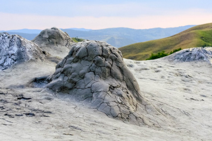 Die Schlammvulkane von Berca kann man sich als Mini-Vulkane vorstellen, deren Vulkankegel etwas über dem Erdboden aufragt und einige Meter breit sind, Rumänien