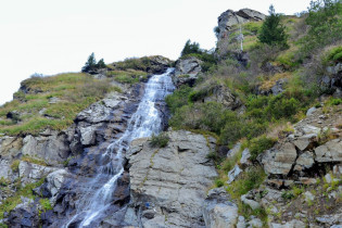 Die Transfogarascher Hochstraße in Rumänien führt am Bâlea-Wasserfall im gleichnamigen Naturschutzgebiet vorbei