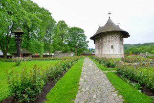 Durch das Fehlen des Turms und die teils verblichenen Fassadenmalereien wirkt das Humor-Kloster etwas unscheinbarer als andere Klöster der Bukowina, Rumänien