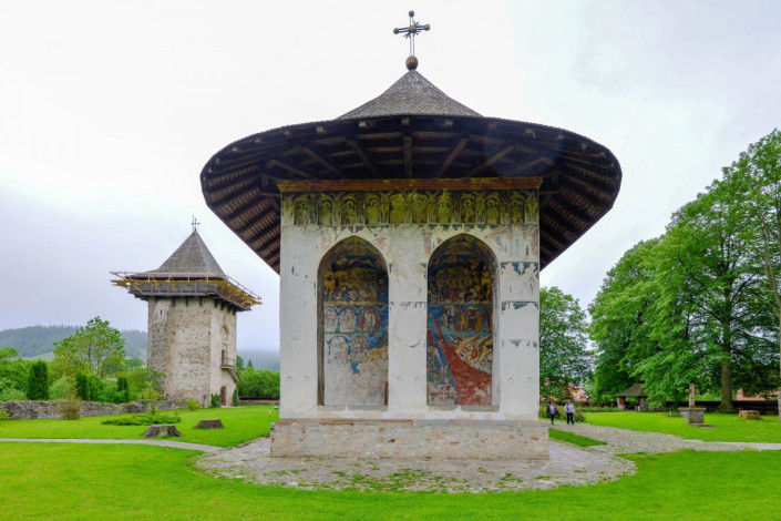 Gewaltige Rundbögen, der fehlende Turm und eine geheime Kammer sind nur einige Besonderheiten des Humor-Klosters in Bukowina, Rumänien