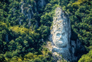 Mit 40 Metern Höhe und 25 Metern Breite ist die Decebalus-Statue im Donaukessel zwischen Serbien und Rumänien die größte Felsskulptur Europas - © Mihai Andritoiu / Shutterstock