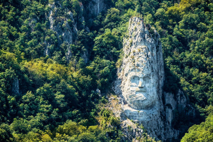Mit 40 Metern Höhe und 25 Metern Breite ist die Decebalus-Statue im Donaukessel zwischen Serbien und Rumänien die größte Felsskulptur Europas