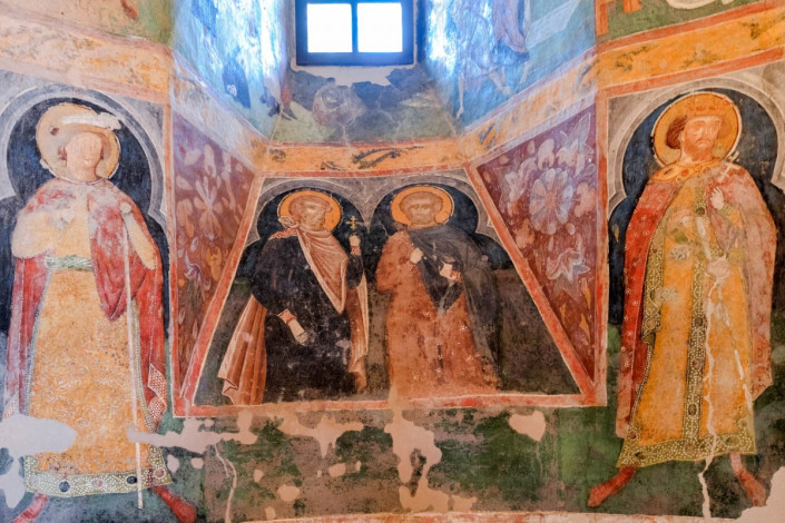 Nahezu jeder Millimeter der Innenwand der Klosterkriche von Arbore wurde mit farbenfrohen Bildern geschmückt, Rumänien