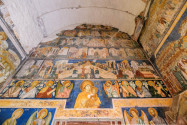 Nicht nur die Fassade, auch der Innenraum des Klosters von Arbore ist mit meisterhaften Malereien versehen, Rumänien - © FRASHO / franks-travelbox