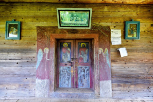 Bereits der Schmuck an der Eingangstür zur Holzkirche von Poienile Izei lässt auf die Malerei-Künste in ihrem Inneren schließen, Rumänien