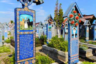 Allein die detailverliebten Bilder an den Kreuzen des Fröhlichen Friedhofs in Săpânţa zu betrachten ist ein absolutes Highlight, Rumänien