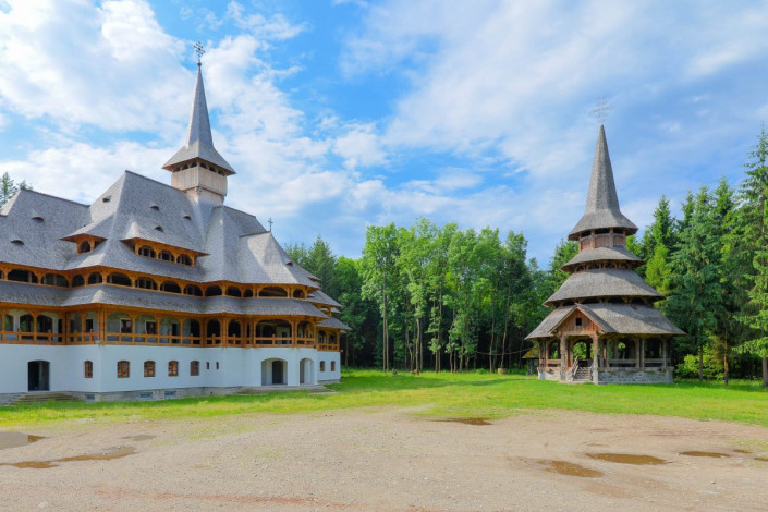 Das Klosters des Erzengels Michael in Săpânța, Rumänien, beherbergt die höchste Holzkirche der Maramureș