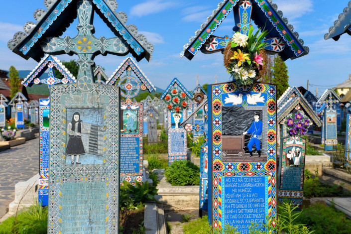 Der Fröhliche Friedhof von Săpânţa hat sich mittlerweile zu einer Touristenattraktion von Rumänien entwickelt