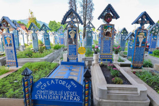 Grab des Künstlers Stan Ioan Pătraş, der 1932 die erste kunstvolle Grabinschrift am Fröhlichen Friedhof von Săpânţa für einen Verwandten schuf, Rumänien