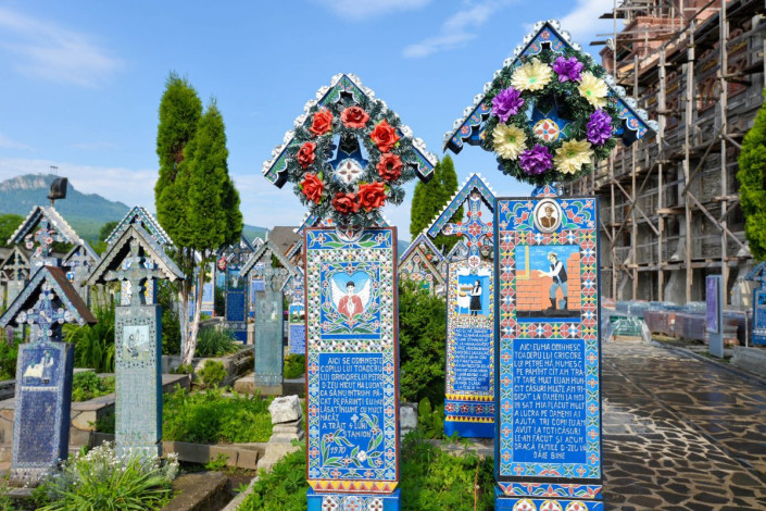 In Form von geschnitzten Texten wird am Fröhlichen Friedhof von Săpânţa das Leben des Begrabenen auf humorvolle Weise dargestellt, Rumänien