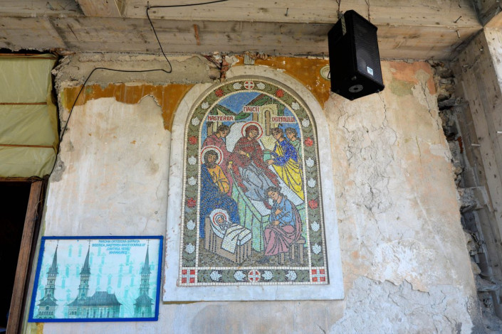Inmitten der kunstvollen Fresken im Inneren der Kirche von Săpânţa werden die Wände auch von farbenfrohen Mosaiken geschmückt, Rumänien