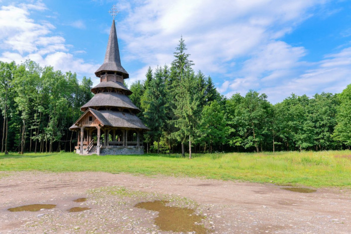 Seit 2005 werden die Holzkirche Peri sowie ein Wohnhaus und ein eigener Gebetsraum für den Sommer als Nonnenkloster genutzt, Rumänien