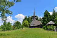 Auf einem Hügel im Museumsdorf thront die traditionelle Holzkirche von Oncesti aus dem 16. Jahrhundert, Sighetu Marmatiei, Rumänien - © FRASHO / franks-travelbox
