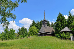 Auf einem Hügel im Museumsdorf thront die traditionelle Holzkirche von Oncesti aus dem 16. Jahrhundert, Sighetu Marmatiei, Rumänien
