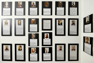 Der Saal der Würdenträger im Sighet Memorial ist der politischen Elite gewidmet, die unter der kommunistischen Herrschaft ihr Leben lassen mussten, Rumänien