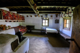 Die historische Höfe im Freilichtmuseum von Sighetu Marmatiei sind mit Vorratskammern, Wohnzimmer, Küchen und Schlafräume vollständig eingerichtet, Rumänien
