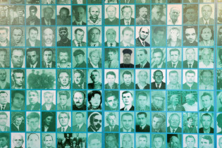 Unzählige Fotos erinnern im Sighet Memorial an die Opfer des Kommunismus in Rumänien, zu denen führende Kirchenmitglieder, Generäle und Spitzenpolitiker zählten