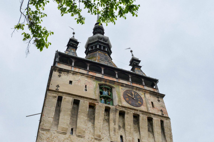 Blick auf Rumäniens einzige mechanische Uhr, die dem Stundturm in Sighisoara seinen Namen gab
