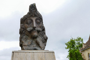 Eine Büste von Vlad III. Drăculea, genannt „Der Pfähler“, erinnert in Sighisoara an das legendige Vorbild von Graf Dracula, Rumänien