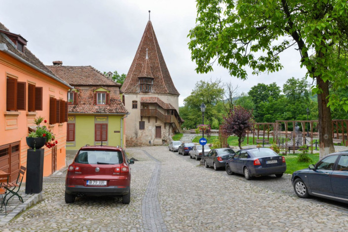 Fünf der einst vierzehn Türme der Stadtmauer von Sighisoara in Rumänien sind noch vorhanden, hier der Schusterturm