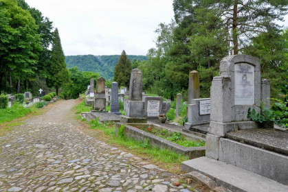 Inmitten sattgrüner Bäumen liegt nahe der Bergkirche in Sighisoara, Rumänien, der so genannte deutsche Friedhof