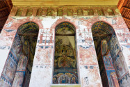 Sowohl die Außenmauer als auch das Innere des Vorbaus am Kloster Moldovița schmücken Szenen aus dem Jüngsten Gericht, Rumänien - © FRASHO / franks-travelbox