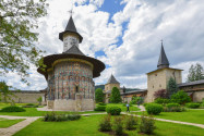 Die prachtvolle Klosterkirche von Sucevița ist aufgrund ihrer erstaunlich gut erhaltenen Fresken UNESCO-Weltkulturerbe und eines der wichtigsten Touristenziele Rumäniens - © FRASHO / franks-travelbox