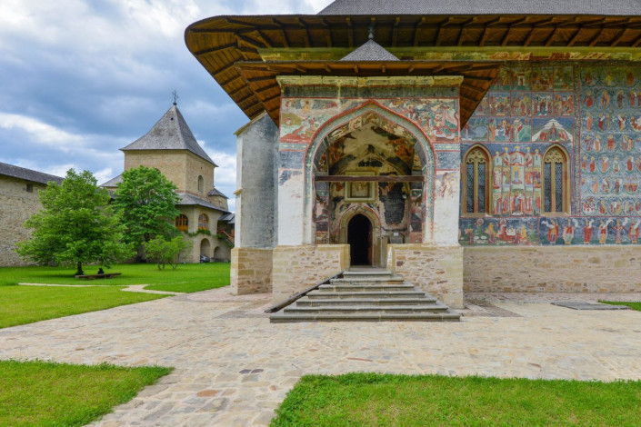 Eingang zur Klosterkirche von Sucevița, die gemeinsam mit einigen anderen Moldauklöstern seit 2010 zum Weltkulturerbe der UNESCO zählt, Rumänien
