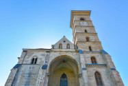 Von den augenscheinlich zwei geplanten Türmen der katholischen Kirche von Alba Iulia, Rumänien, wurde nur der südliche errichtet - © FRASHO / franks-travelbox