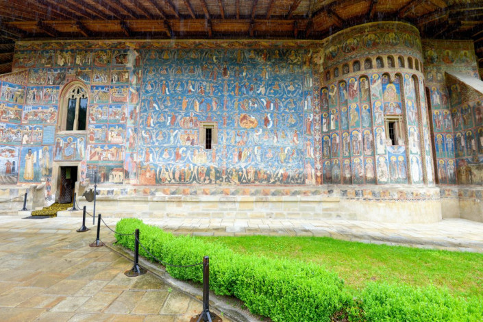 Auf der Südseite rechts neben dem Eingang beeindruckt der farbenprächtige „Stammbaum Jesses“ mit dem berühmten „Blau von Voroneț“, Rumänien