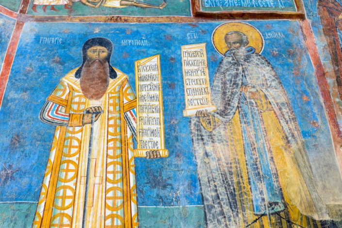Fassaden-Malerei von Bischof Grigore Roscas und dem Einsiedler Daniil Sihastru, die bis heute im Kloster Voroneț begraben liegen, Rumänien