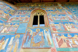 Unter dem Fenster neben dem Eingang zum Kloster von Voroneț ist die so genannte Fürbitten-Gruppe mit Jesus Christus, der Mutter Maria und Johannes dem Täufer zu sehen, Rumänien