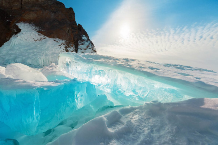 Das glasklare Wasser des Baikalsees gefriert im Winter zur Gänze zu einer spektakulären Wunderwelt aus blankem Eis, Russland