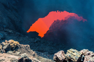 Der Vulkan Tolbatschik im Naturpark Kljutschewskoi spuckt glühende Lava, deren Glühen in Lava-Höhlen aus sicherer Entfernung beobachtet werden kann, Russland