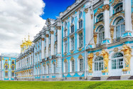 Die blau-weiße Palastfassade des Katharinenpalastes in Puschkin erstreckt sich über 300m und umfasst fünf Gebäudeteile, Russland - © Brian Kinney / Shutterstock
