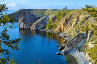 Die wildromantische Küste der Insel Olchon im Baikal-See in Sibirien, Russland