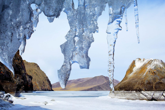 Im Winter zeigt sich der Baikalsee als eisige Wüstenlandschaft von seiner rauesten Seite, Russland