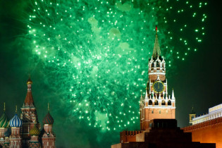 Das Silvester-Feuerwerk am Roten Platz in Moskau taucht die Türme des Kreml und der Basilius-Kathedrale in grelles Licht, Russland