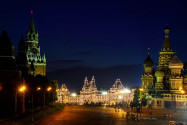 Der Erlöserturm des Kreml und die Basilius-Kathedrale flankieren das eindrucksvoll beleuchtete Warenhaus GUM am Roten Platz in Moskau, Russland - © Pavel L Photo and Video/Shutters