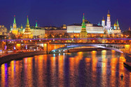 Der Moskauer Kreml bei Nacht, Russland - © Ivan Pavlov / Shutterstock