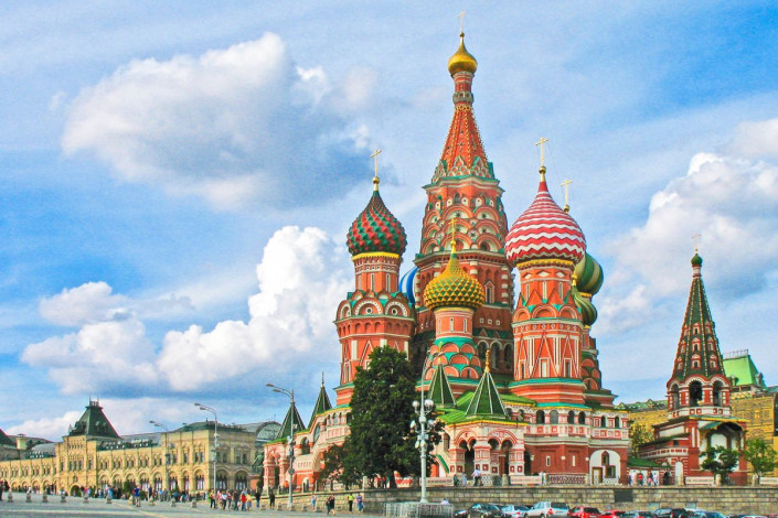 Die Basilius-Kathedrale mit ihre farbenprächtigen Fassade und den bunten Zwiebeltürmen stellt ein fantastisches, international bekanntes Postkartenmotiv dar, Moskau, Russland