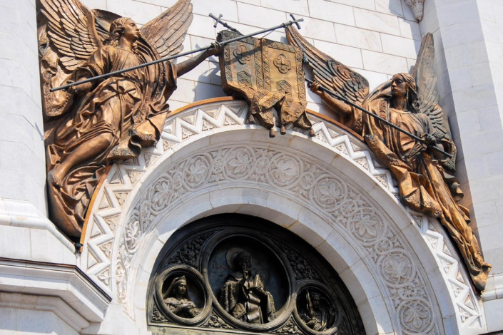 Die Christ-Erlöser-Kirche in Moskau, Russland, ist innen und außen mit kunstvollen Skulpturen und Malereien ausgestattet