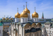 Die schneeweiße Himmelfahrtskathedrale im Kreml mit den goldenen Kuppeldächern, auch Mariä-Entschlafens-Kathedrale genannt, war lange Zeit die wichtigste Kathedrale Russlands - © dobroeutro9 / Fotolia
