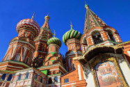 Ihre farbenprächtige Gestaltung erhielt die Basilius-Kathedrale erst im Zuge von Renovierungen, zu Anfang war sie schneeweiß und mit Gold verziert, Moskau, Russland - © dimbar76 / Shutterstock