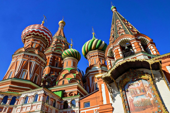Ihre farbenprächtige Gestaltung erhielt die Basilius-Kathedrale erst im Zuge von Renovierungen, zu Anfang war sie schneeweiß und mit Gold verziert, Moskau, Russland