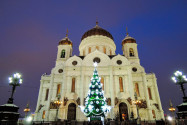 Vor der monströsen Christ-Erlöser-Kirche in Moskau, Russland, wirkt jeder Weihnachtsbaum etwas mickrig - © Ekaterina Bykova / Shutterstock