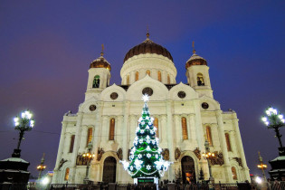 Vor der monströsen Christ-Erlöser-Kirche in Moskau, Russland, wirkt jeder Weihnachtsbaum etwas mickrig