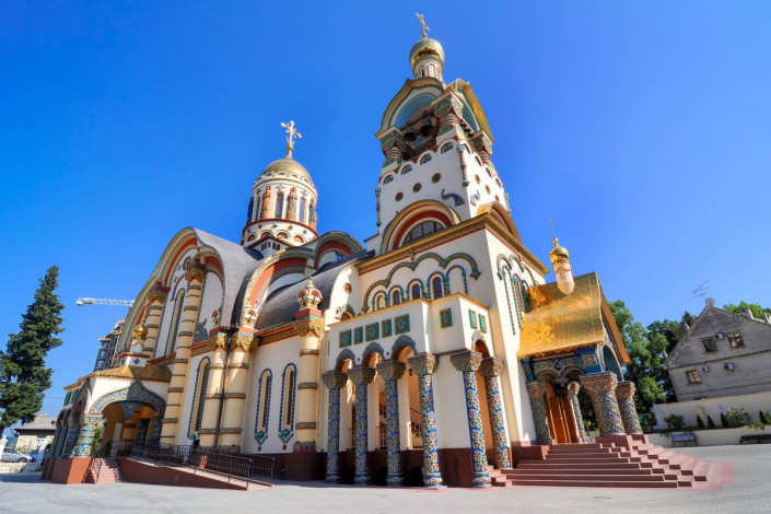 Die Russisch-Orthodoxe Kirche des Hl. Wladimir in Sotschi fällt durch ihre prächtige Fassade ins Auge, Russland